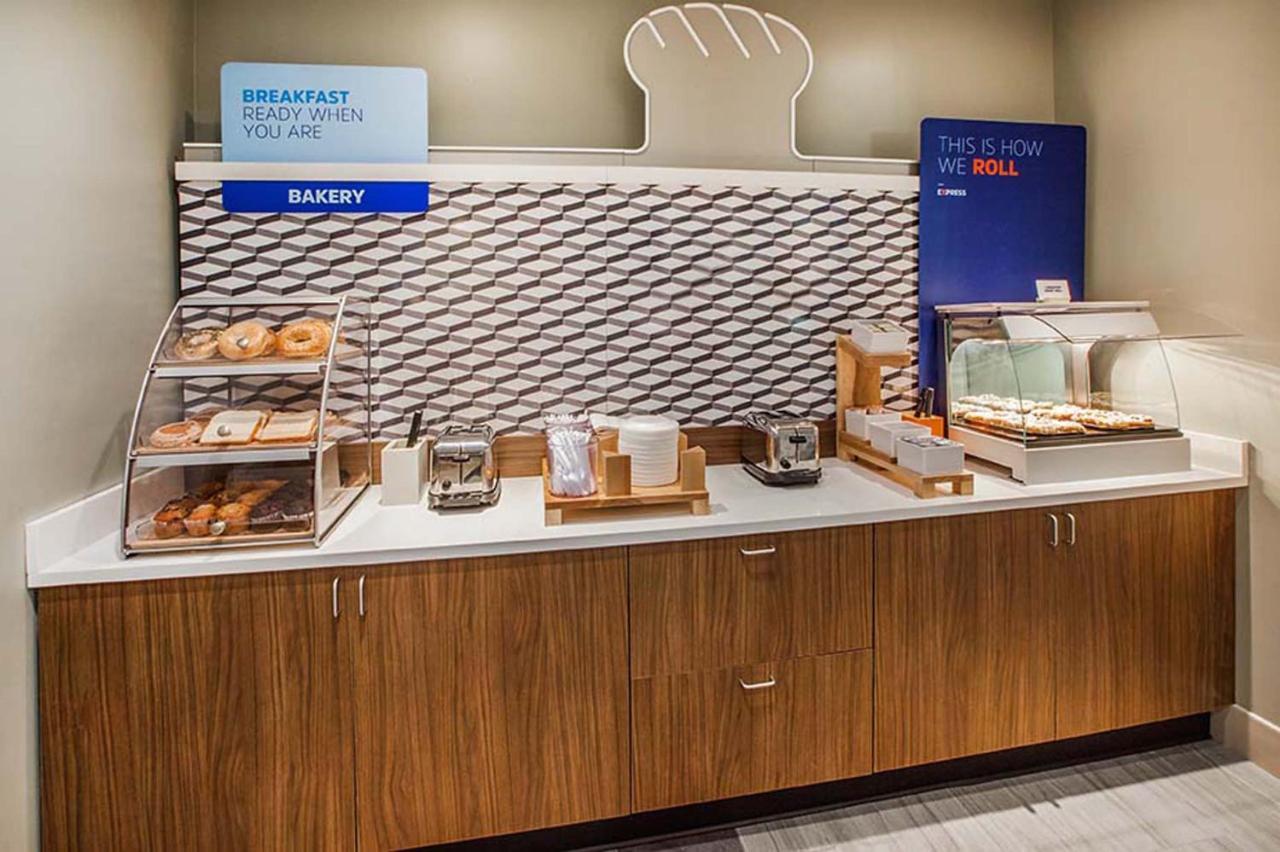 Holiday Inn Express Hotel And Suites Lincoln Airport By Ihg Dış mekan fotoğraf